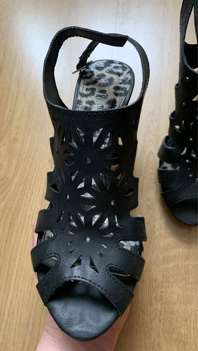 Sandały na obcasie 37