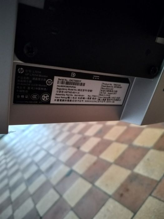 Прикасова стійка з сенсорними моніторами HP
Торгова стійка для POS-тер