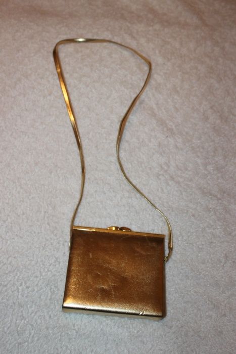 Elegancka złota torebka typu kopertówka do sukni wieczorowej