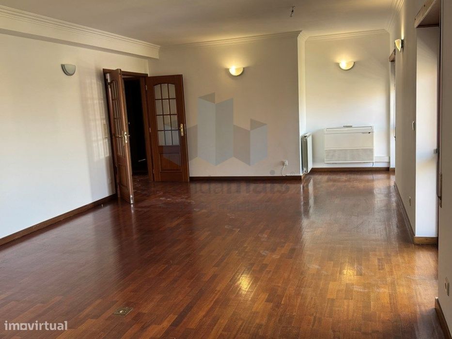 Arrenda-se excelente T3 em ultimo piso com terraço de 120m2 em Celas