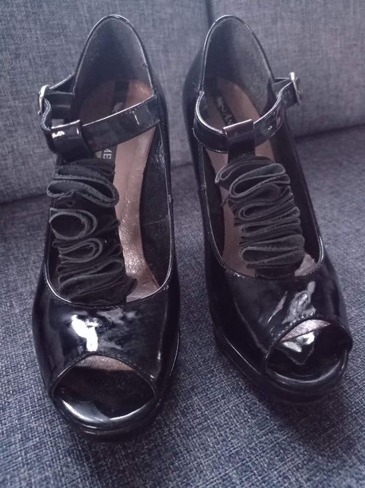 Buty na obcasie z ozdobą