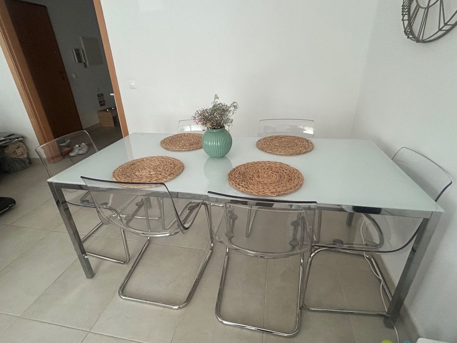 Mesa de vidro e seis cadeiras