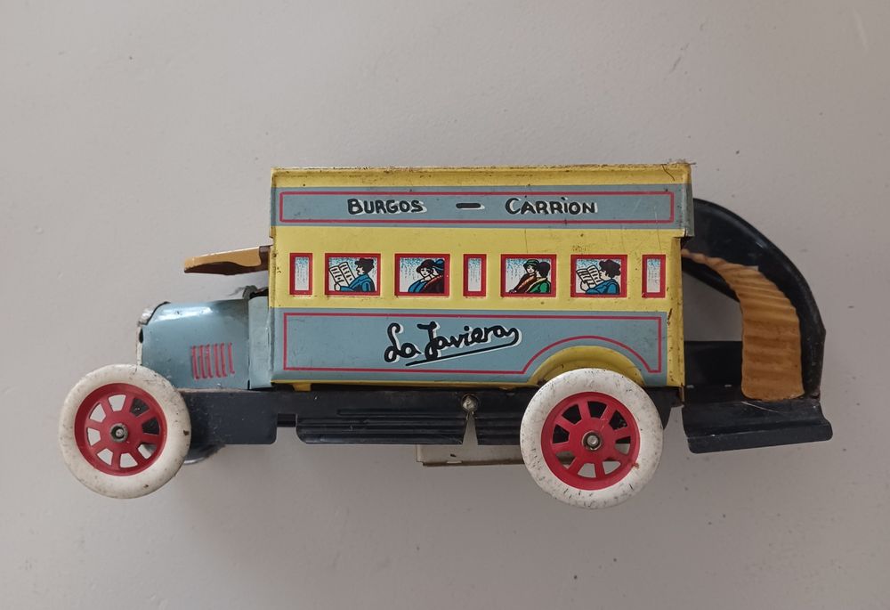 Autocarro antigo em folha-de-flandres / chapa