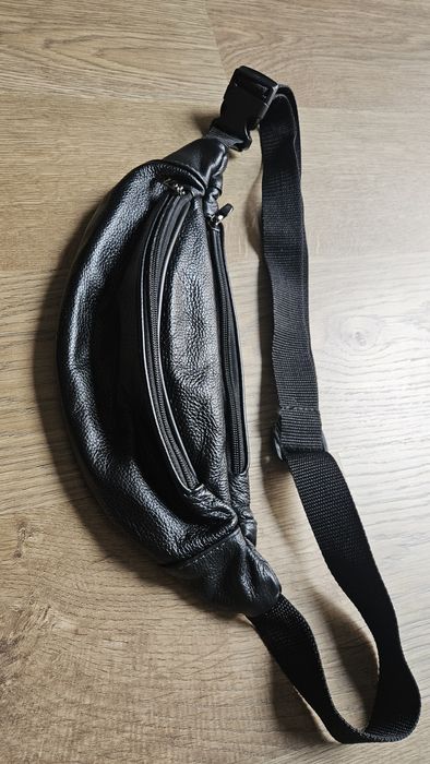Czarna skórzana nerka jak nowa