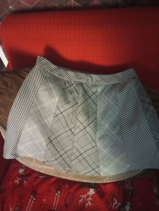 Szara spódniczka we wzroski