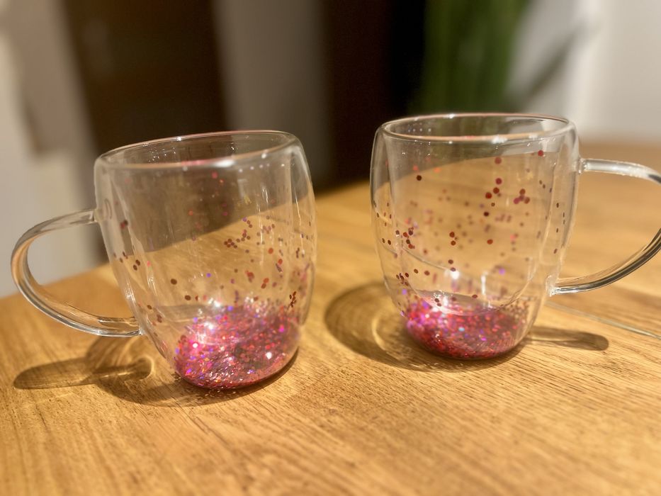 Dwie szklanki z podwójnym dnem z różowym brokatem