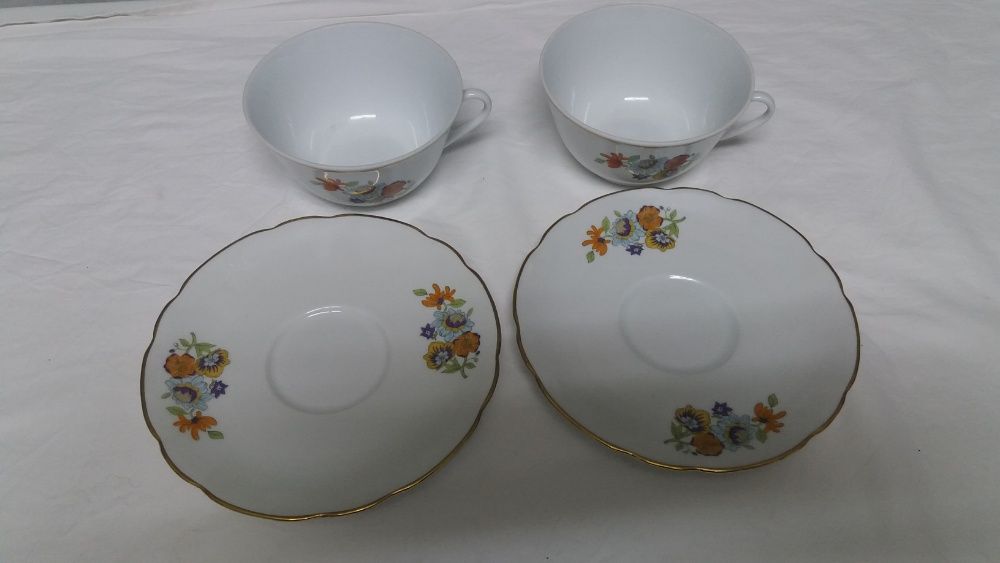 2 Chávenas de chá e respetivos pires em porcelana Chauvigny