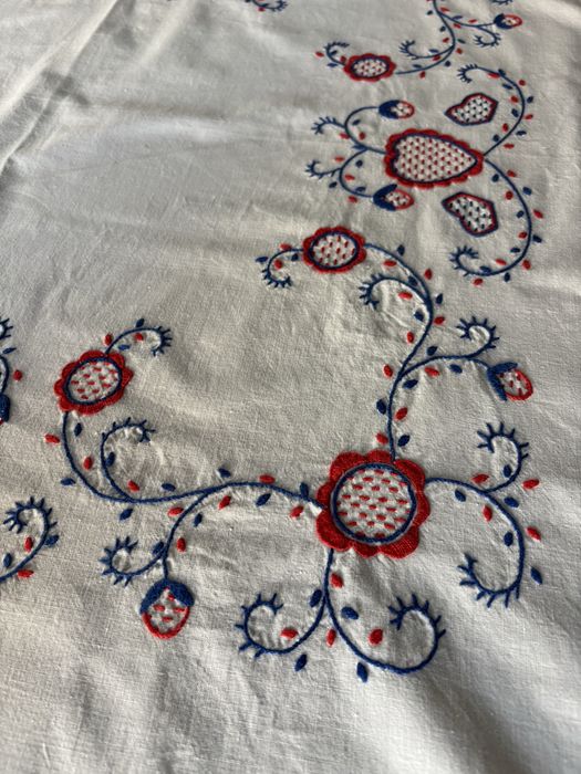 Toalha de mesa com bordado de Viana