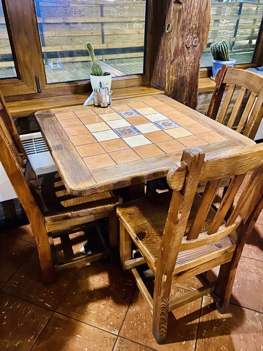 Стол и стулья