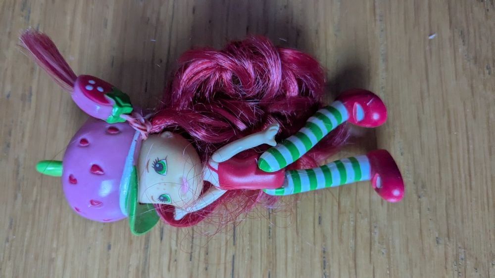 Laleczka Hasbro truskawka