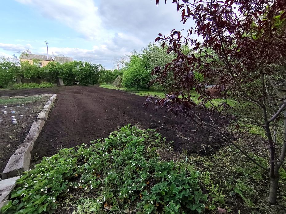 Дві земельні ділянки загальною площею 10,19 сотки.