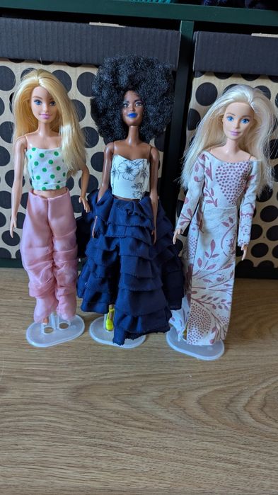 3 Lalki Barbie z dodatkami butami ciuchami sukienka płaszcz bluzka