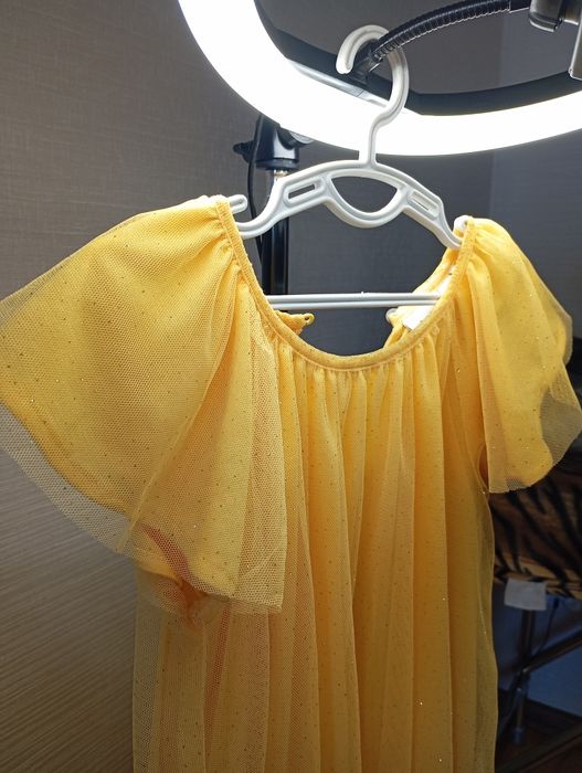 Желтое нарядное платья блестки