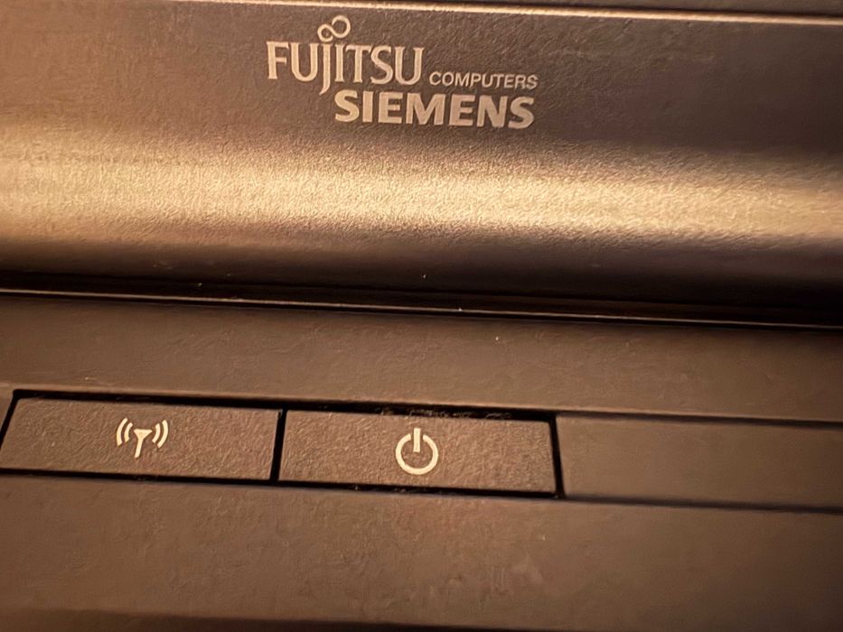 laptop Fujitsu Siemens Esprimo mobile - na części bez dysku