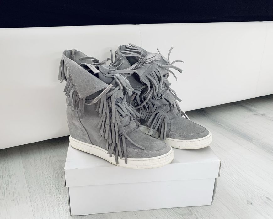 Sneakersy z frędzlami botki skóra naturalna zamszowa rozmiar 38