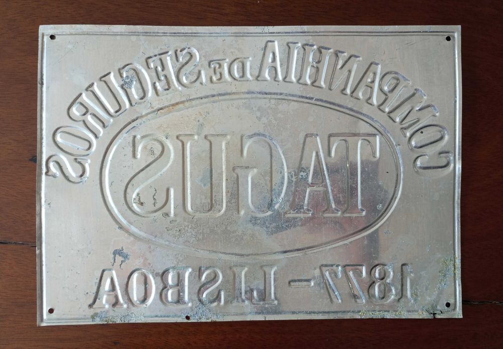 Antiga placa Companhia de Seguros Tagus e placa de Seguros Confiança