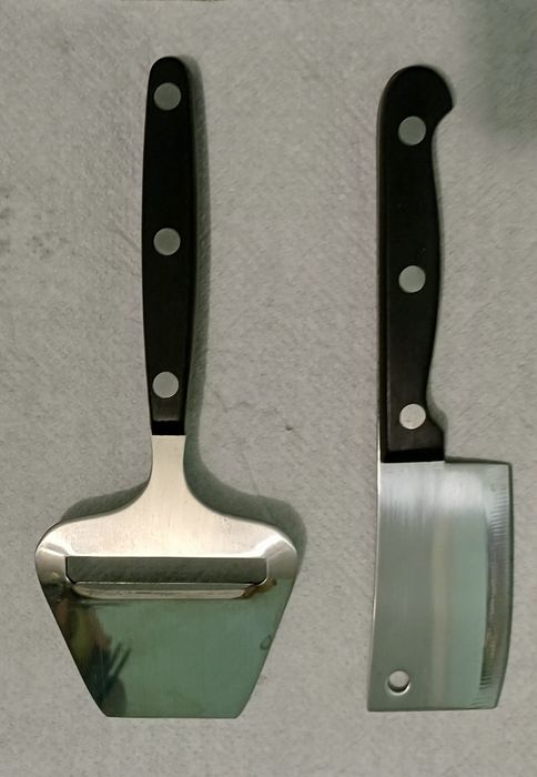 Набор ножей для сыра. 
Лопатка для сыра: Предназначена для нарезки тве