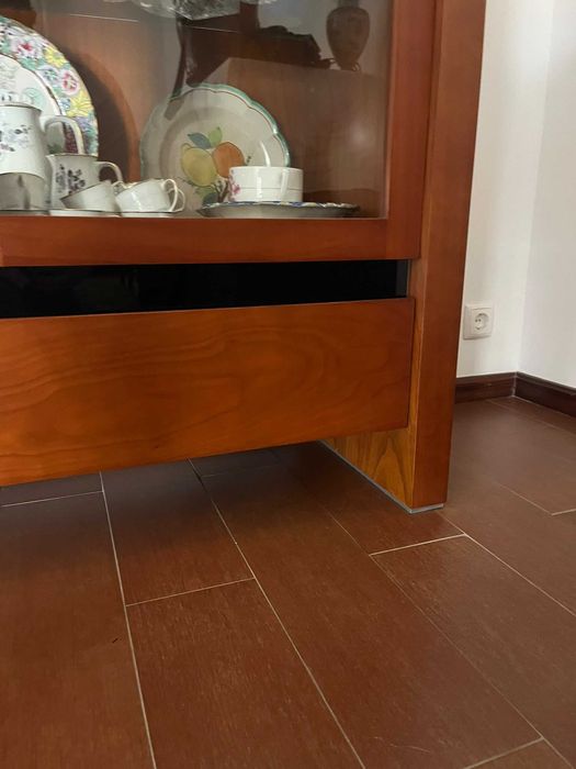 Cristaleira / Vitrina de Sala em Madeira com Portas de Vidro e Gavetões