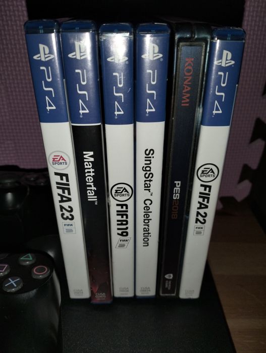 Ps4 com jogos e 2 comandos