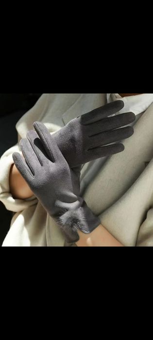 Piękne szare ciepłe rękawiczki
