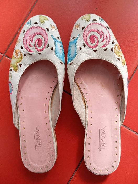 Mules 38 em pele bordadas