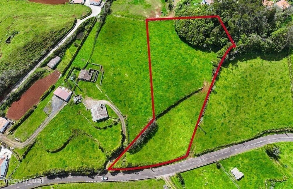 Terreno de 6.139 m2 com Viabilidade de Construção em Santo Espírito –