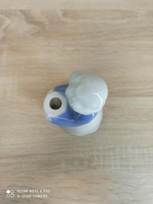 Porcelanowa figurka – świecznik, postać kobiety