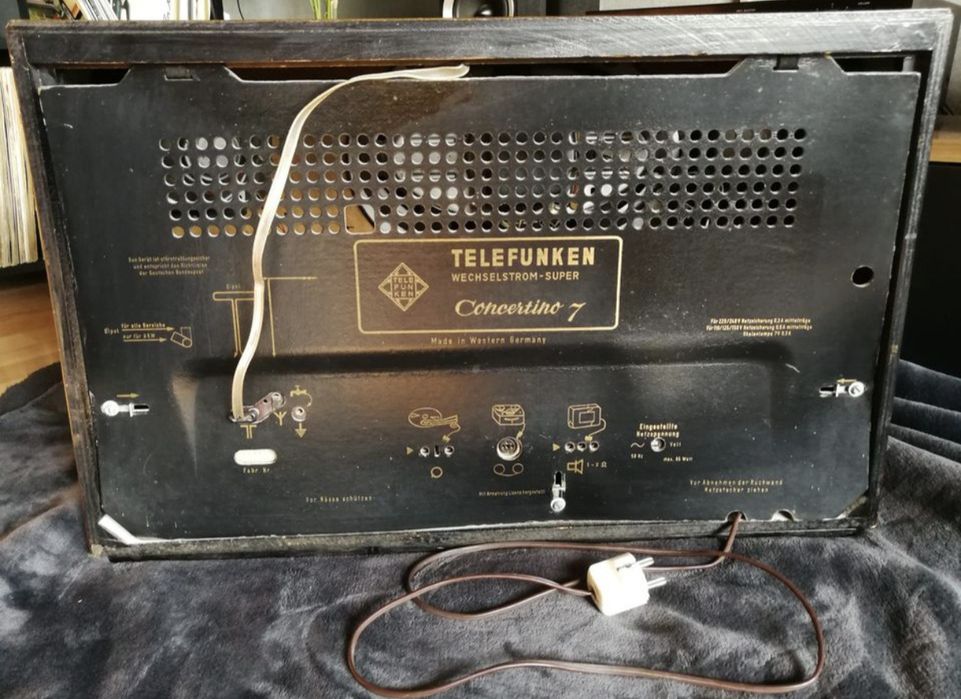 Telefunken Concertino 7 (1956–57, West Germany) — лампове радіо
