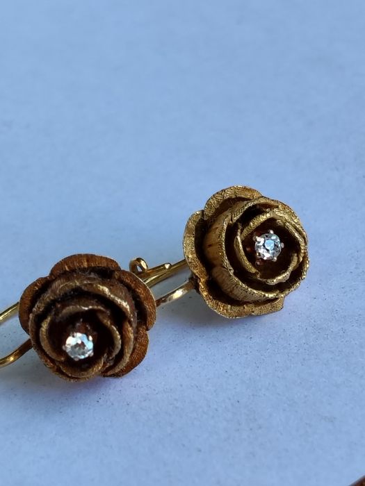 Brincos de  flor em ouro antigo não contrastado  com diamantes