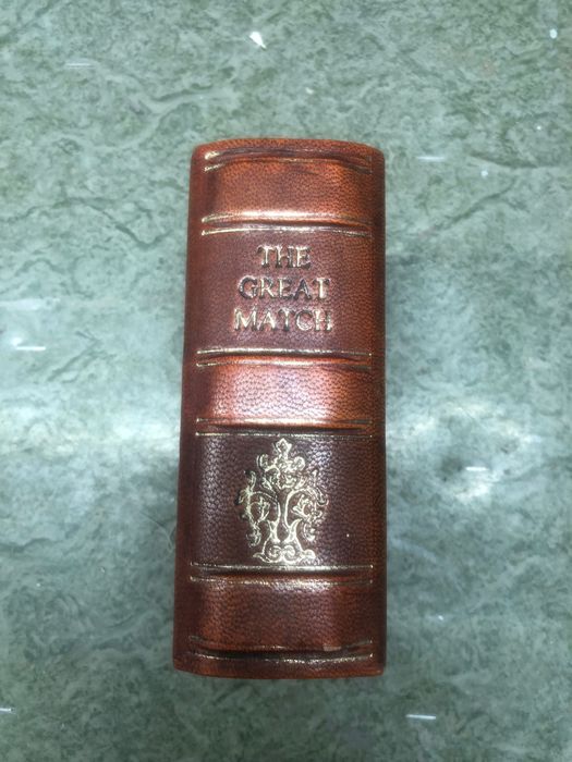 Шкатулка деревʼяна у вигляді книги