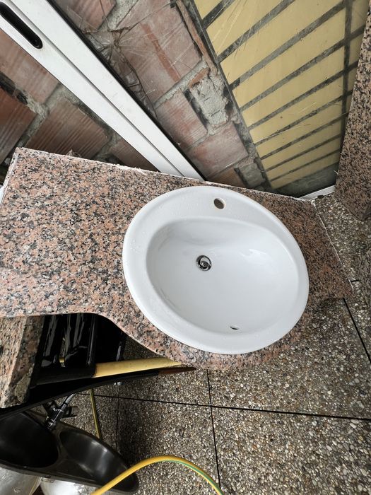 Pedra mármore com pia , para casa de banho  em bom estado .