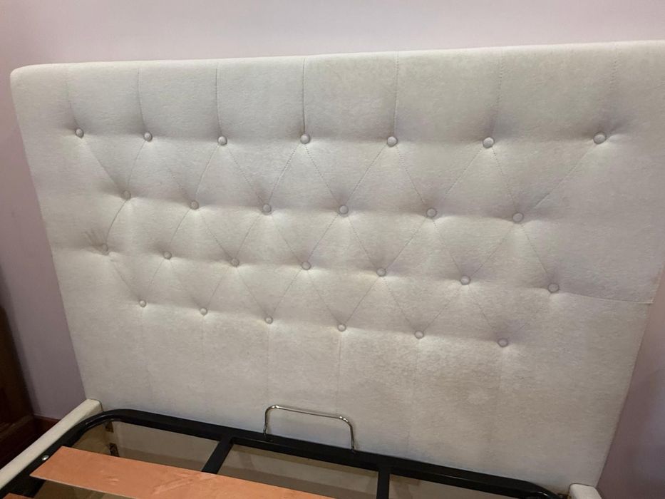 Cama casal em veludo com summier
