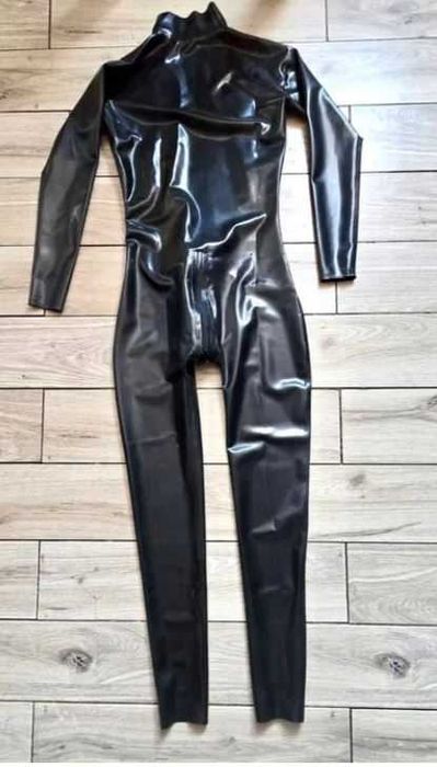 736/ Czarny L ODRĘKI LATEX CHLOROWANY Kombinezon pierś zamki catsuit