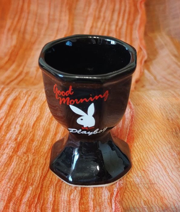 Czarny kieliszek do jajek Playboy / króliczek