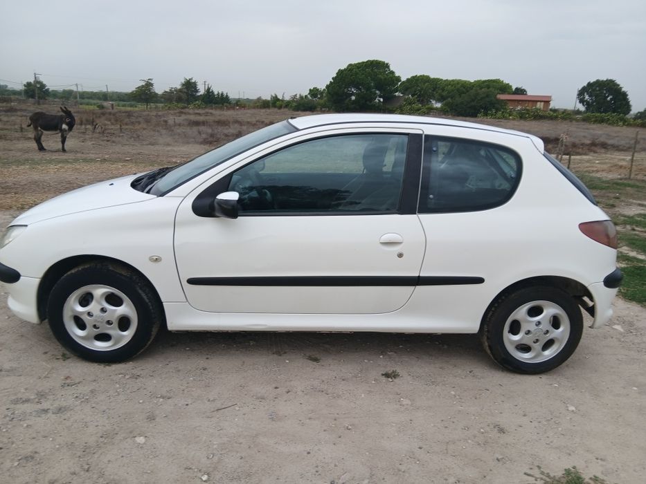 Peugeot 206 
Vidros eléctricos
Ar condicionado 
Carro fiável e bastante económico 
Aceito retoma