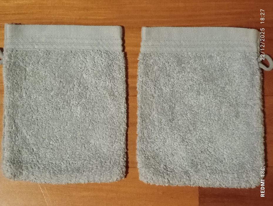 Três pares de "luvas de banho"