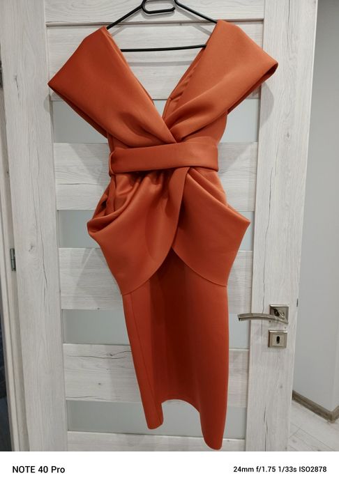 Sukienka pianka z baskinką ASOS