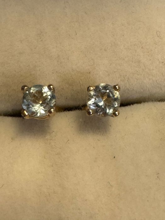 Złote kolczyki z akwamarynami