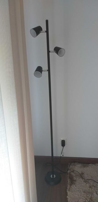 Candeeiro de pé preto com 3 focos de luz led