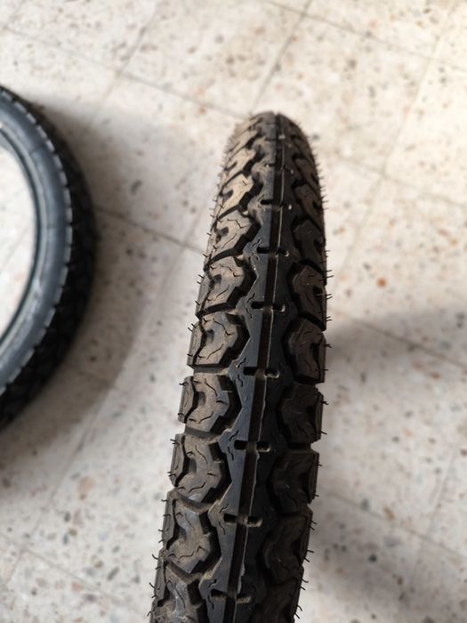 Vários pneus motorizadas triciclos e motociclos