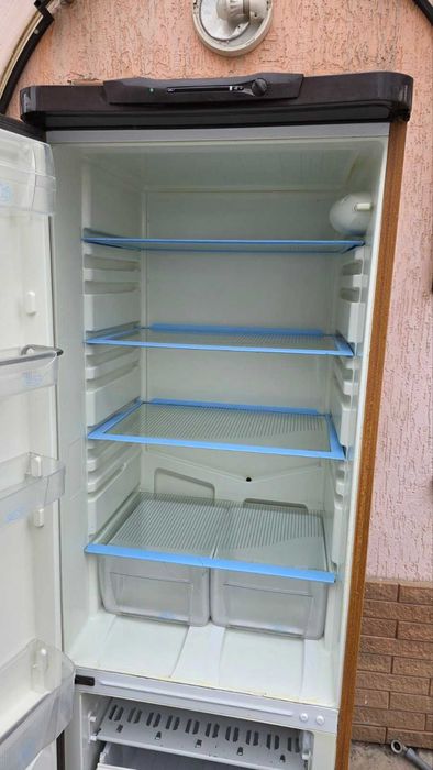 Рабочий холодильник "Indesit", высота 1м.80см. чистый ухоженный.