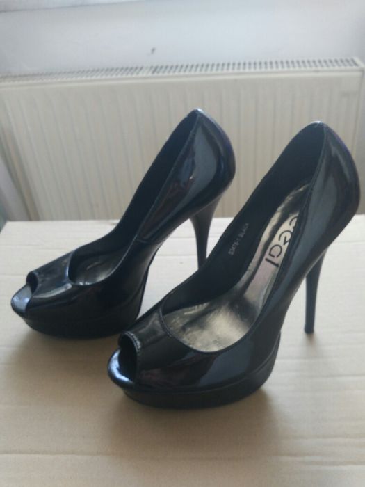 Czarne, klasyczne szpilki.