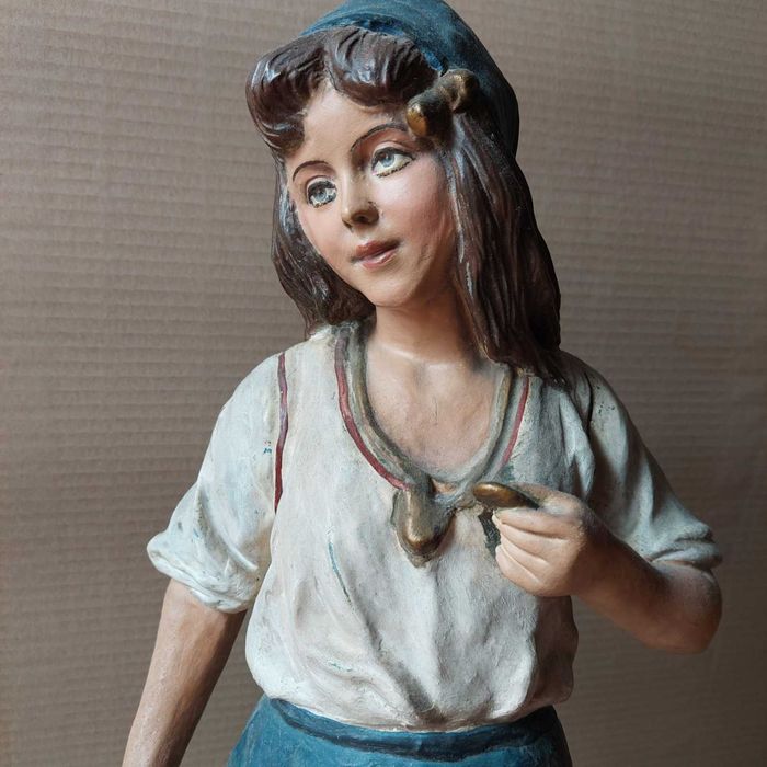 Menina colorida barro