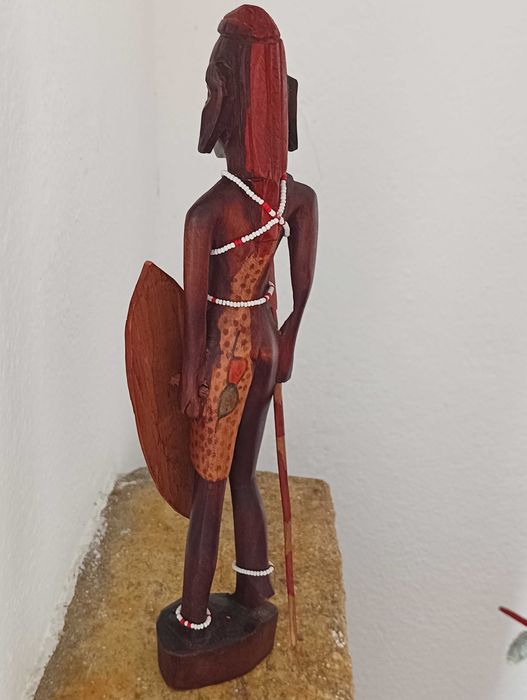 Escultura africana de guerreiro em madeira maciça