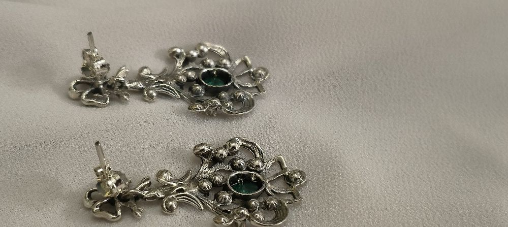 Brincos antigos em prata com pedra verde