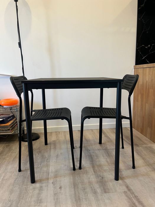 Mesa mais duas cadeiras