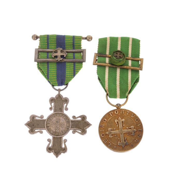 Artigos militares - Duas medalhas da Legião Portuguesa em prata - Sécu