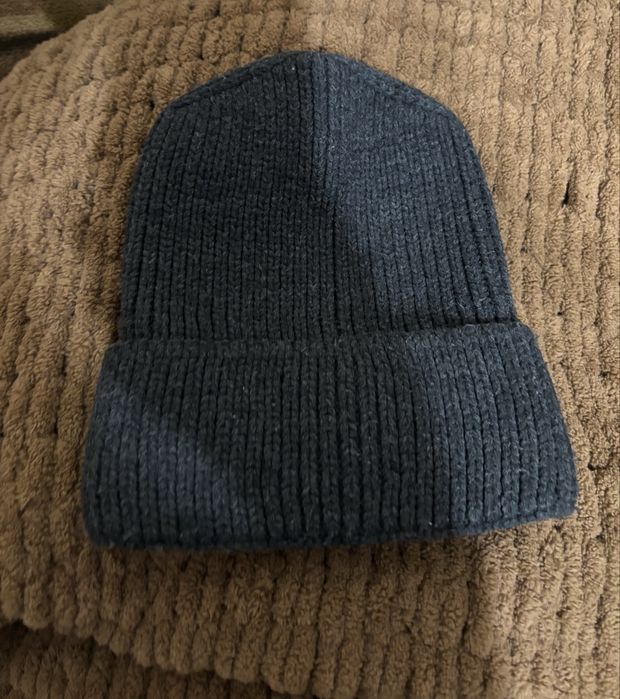 Тепла вʼязана шапка жіноча
