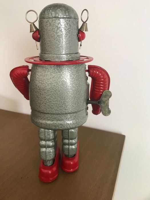 Robot de corda em metal