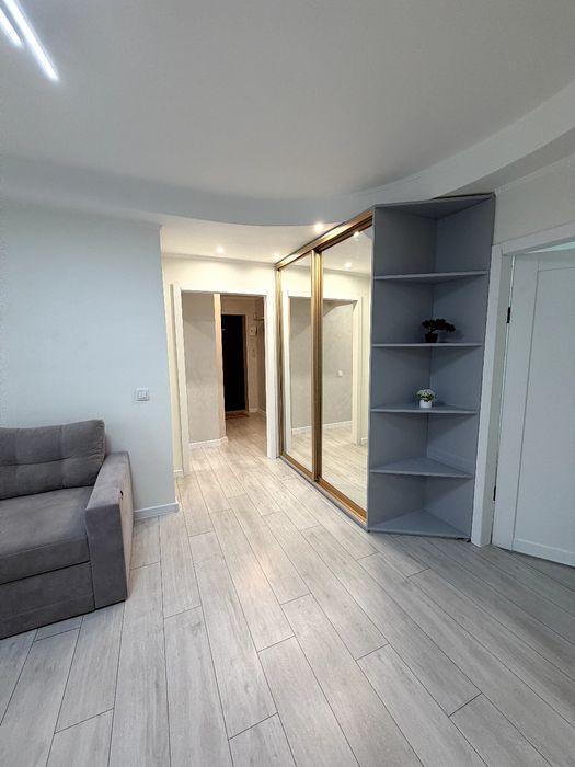 Власник без комісії. Київ .Продам 2 к квартиру 10 хв до метро. Бульвар Верховної Ради 26 Б